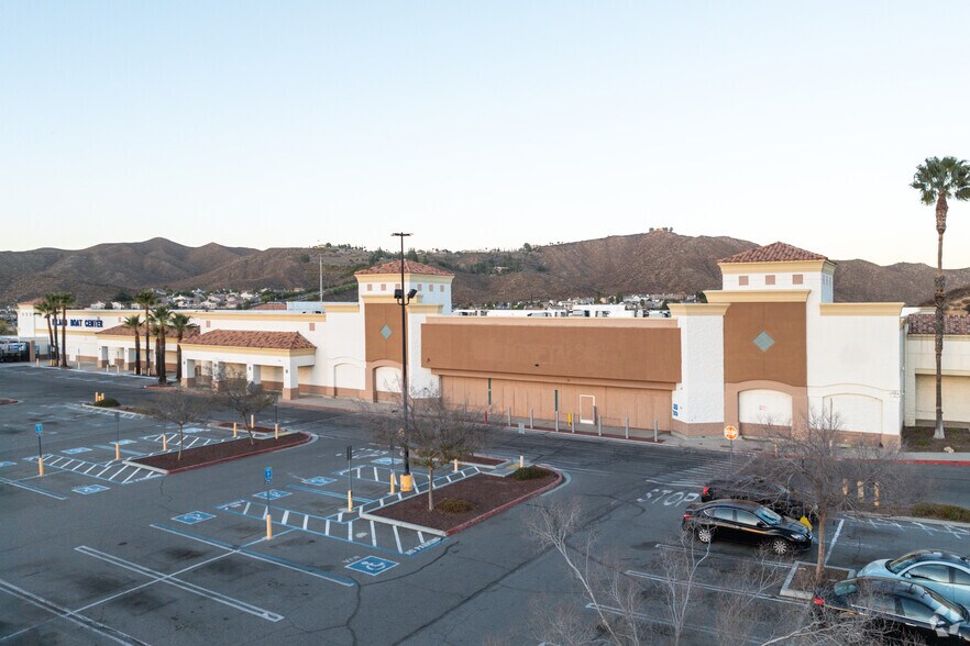 More Photos Of 31700 Grape St, Lake Elsinore Department Store For Lease