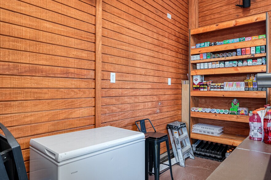 More Photos Of 607 W Gibbs St, Del Rio General Retail For Sale