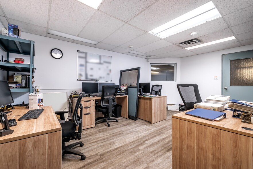 More Photos Of 2620 Rue Bernard-Pilon, Saint-Mathieu-de-Beloeil Manufacturing For Sale