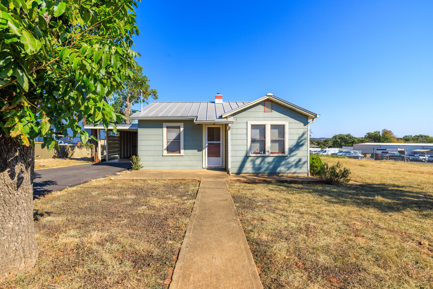 Primary Photo Of 616 W Live Oak St, Fredericksburg General Retail For Sale