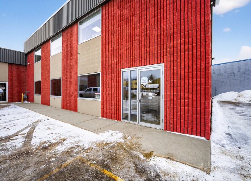 More Photos Of 32 Rayborn Cres, St. Albert Service For Sale