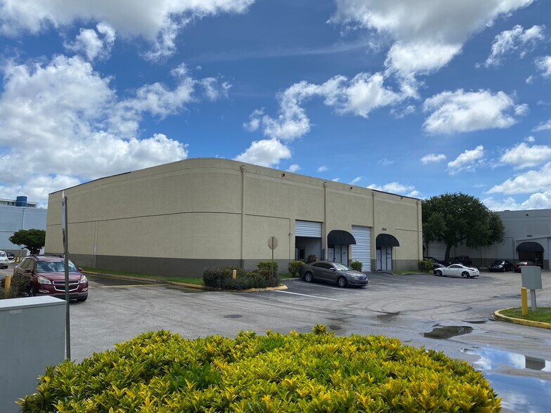 More Photos Of 3989-4011 Pembroke Rd, Hollywood Unknown For Lease