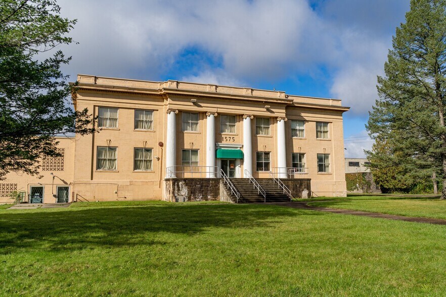 More Photos Of 1575 Lake St, Elmira Manufacturing For Sale