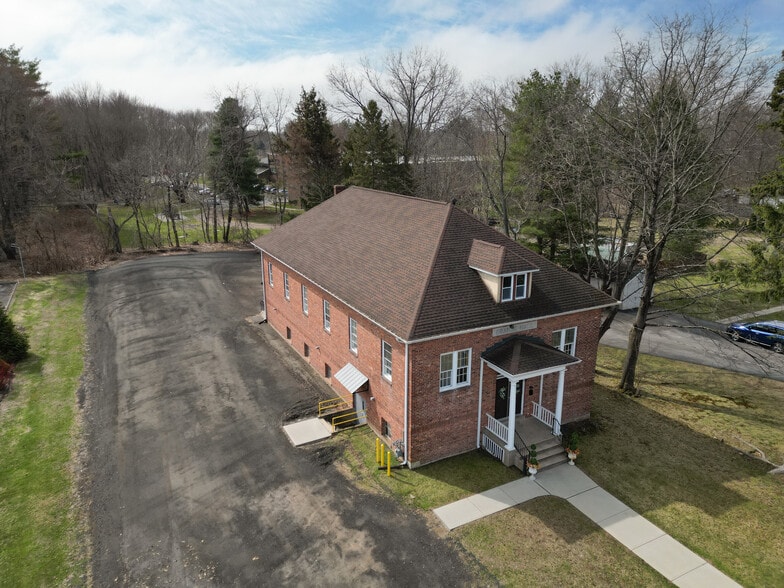 More Photos Of 43 Naubuc Ave, Glastonbury Flex For Sale