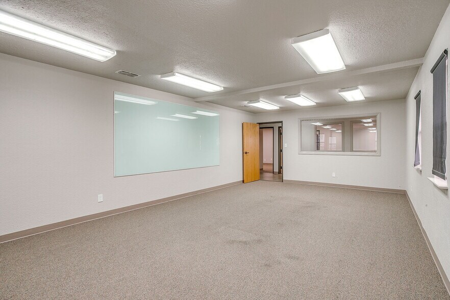 More Photos Of 2030 S Las Vegas Trl, White Settlement Office For Sale