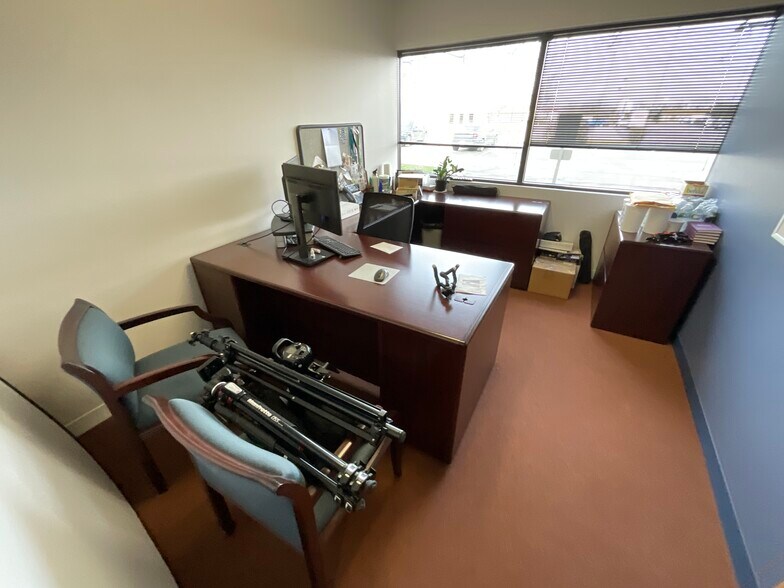 More Photos Of 2505 S Finley Rd, Lombard Office For Lease