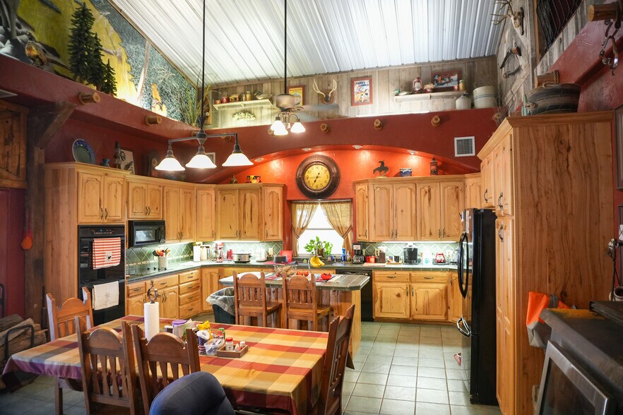 More Photos Of 1122 Douglas Ave, Beaver Hotel For Sale