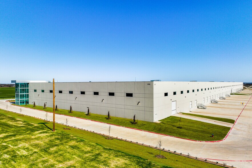 More Photos Of 611 N Stemmons Fwy, Sanger Warehouse For Lease