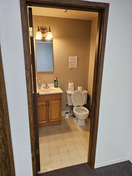 More Photos Of 1020 A St SE, Auburn Storefront Retail Office For Lease