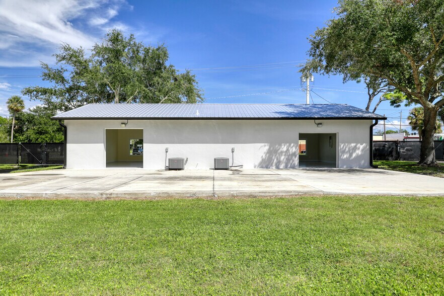 More Photos Of 1228 S Hopkins Ave, Titusville Office For Sale