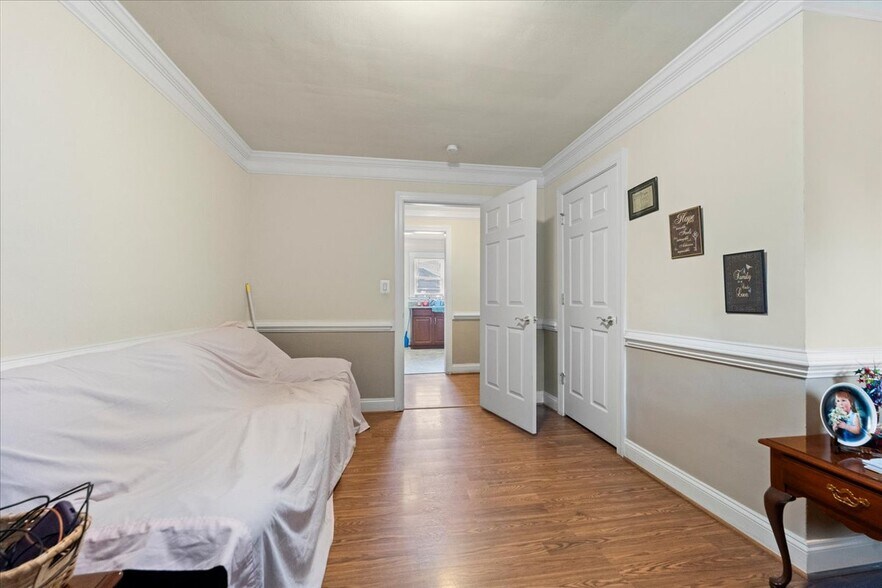 More Photos Of 1911 Dixon St, Fredericksburg Freestanding For Sale