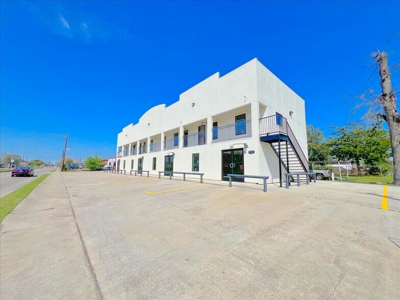 More Photos Of 7704 Irvington Blvd, Houston General Retail For Lease