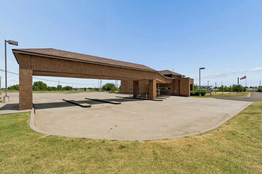 More Photos Of 700 E Memorial Rd, Oklahoma City Bank For Lease