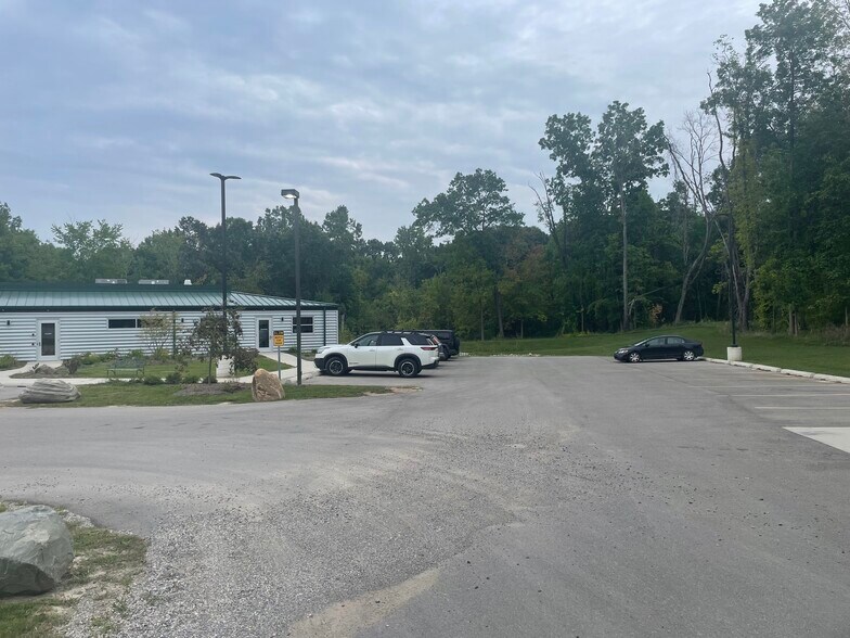 More Photos Of 205 Rowe Rd, Milford Veterinarian Kennel For Sale