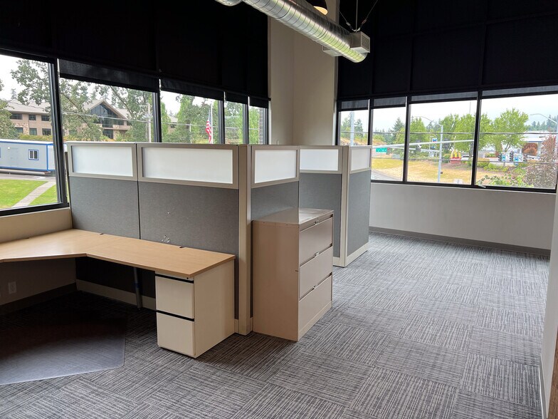 More Photos Of 735 E Clarendon St, Gladstone Office For Sale