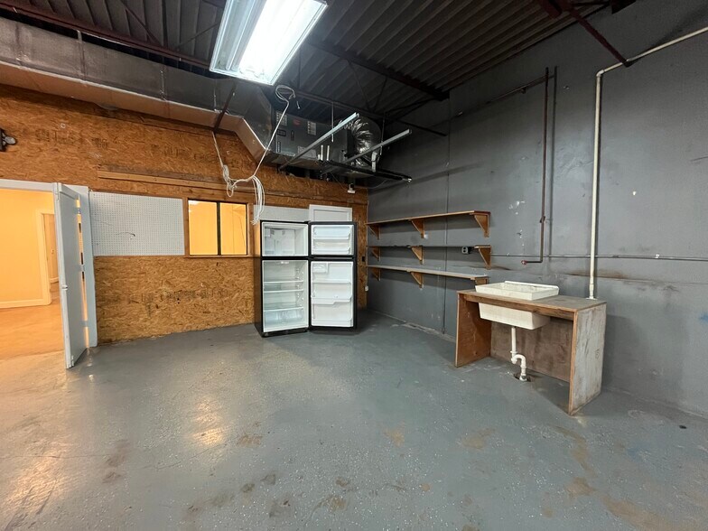 More Photos Of 513 Thompson Ln, Austin Flex For Lease