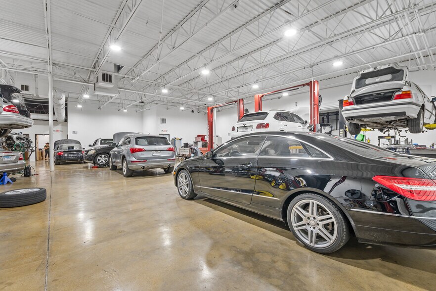 More Photos Of 2415 W Northwest Hwy, Dallas Storefront For Lease