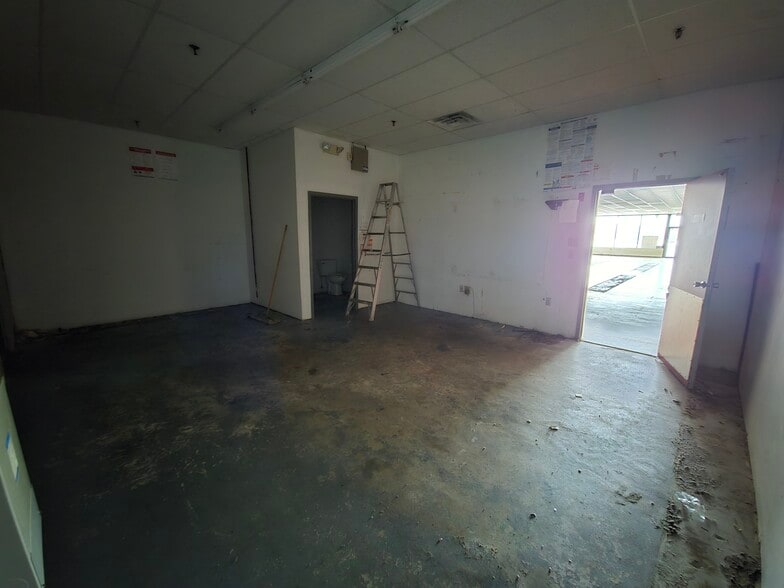 More Photos Of 261-283 N Dupont Hwy, Dover Storefront For Lease