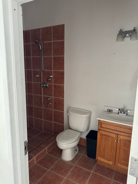 More Photos Of 3 Whale Sq, Brooklyn Warehouse For Lease