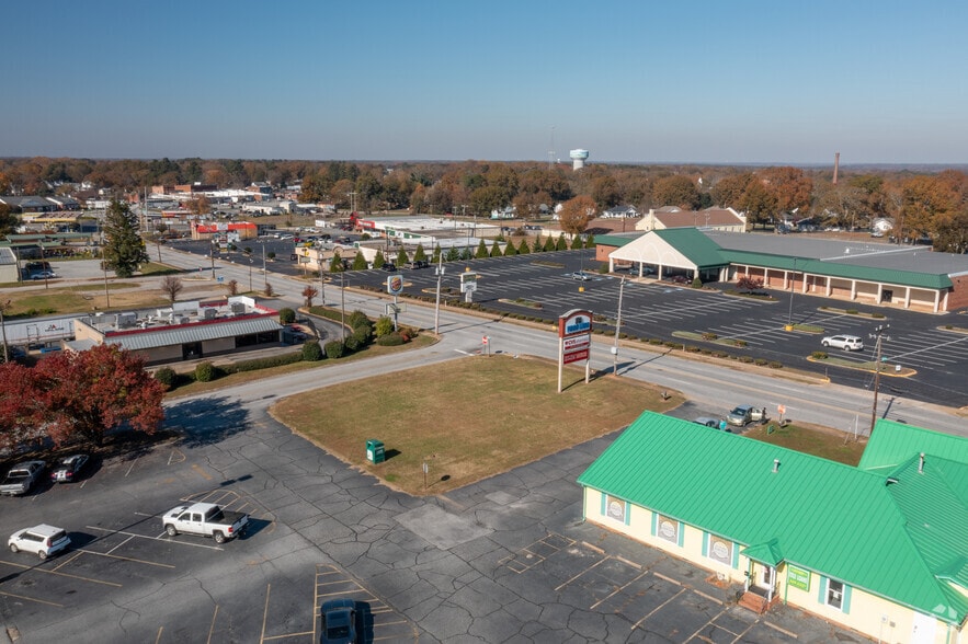 More Photos Of 500 E Greer St, Honea Path General Retail For Lease