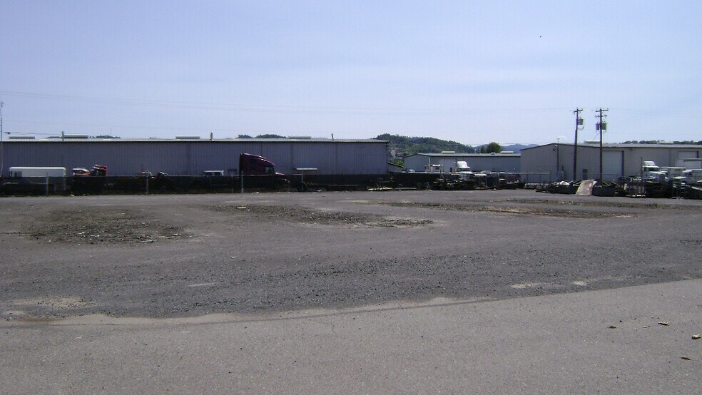 More Photos Of 325 E Happy Valley Rd, Roseburg Distribution For Lease
