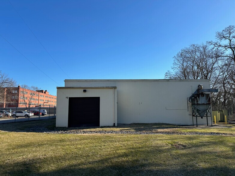 More Photos Of 610 W Church Ave, York Flex For Lease