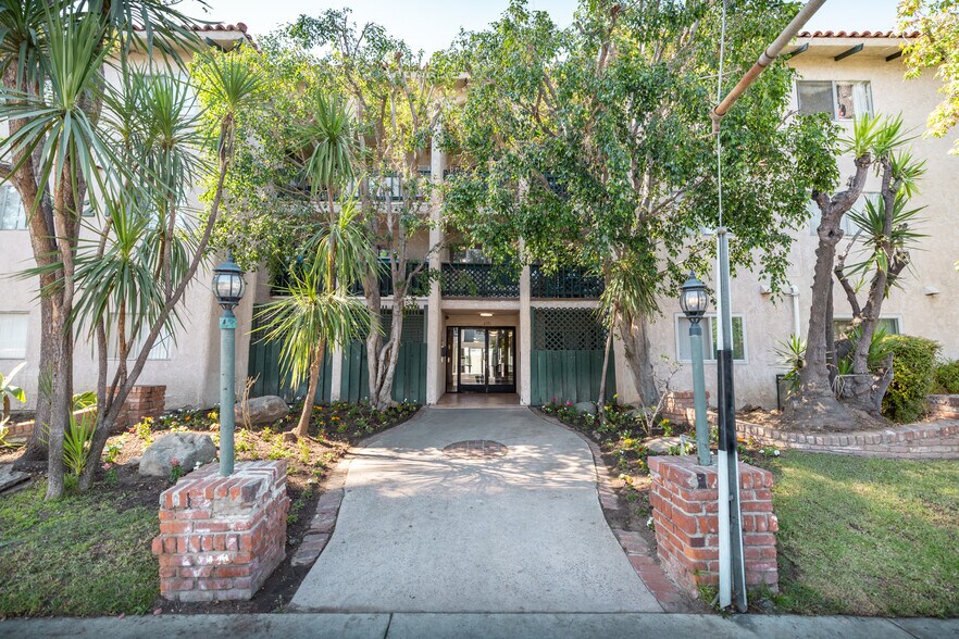 More Photos Of 6121 Woodman Ave, Van Nuys Apartments For Sale