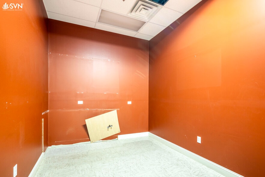 More Photos Of 1028-1030 Wellington Way, Lexington Health Club For Lease