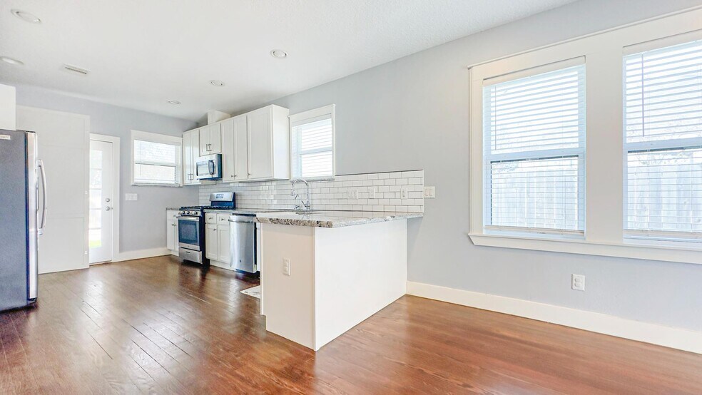 More Photos Of 4409 Canal St, Houston General Retail For Sale