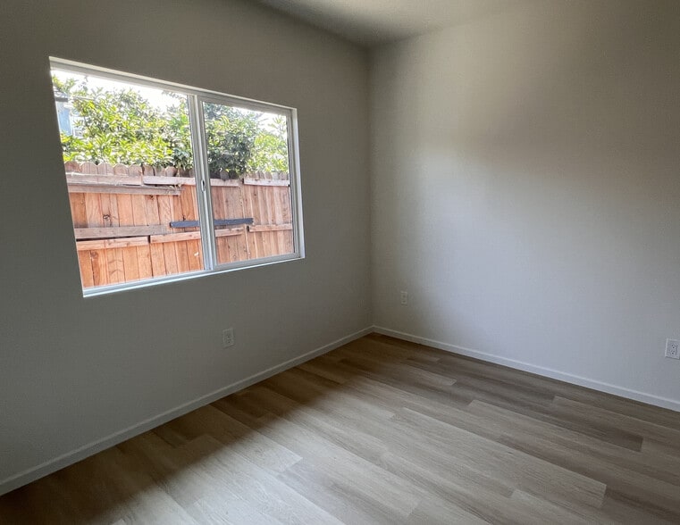 More Photos Of 945 W 76th St, Los Angeles Apartments For Sale