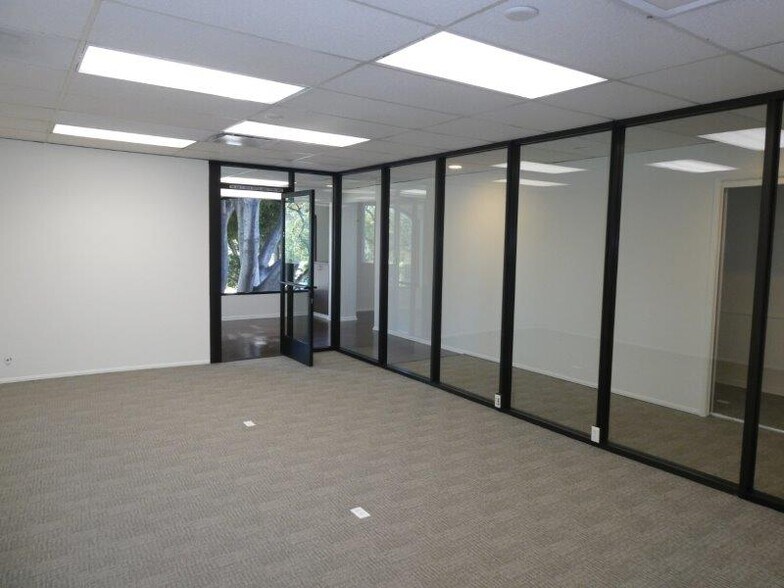 More Photos Of 447 W Burchett St, Glendale Office For Sale