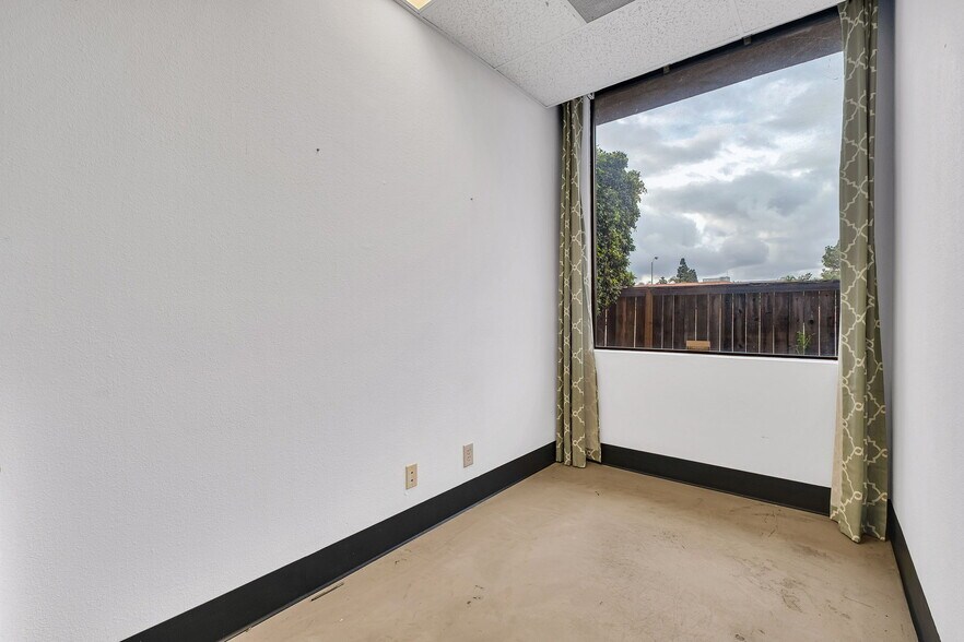 More Photos Of 550 N Golden Circle Dr, Santa Ana Office For Lease