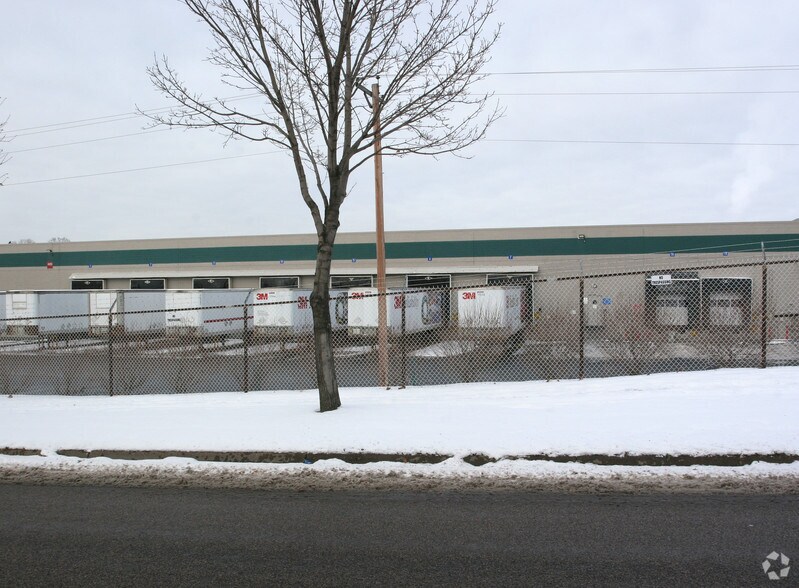 More Photos Of 1024 Hazel St N, Saint Paul Warehouse For Lease