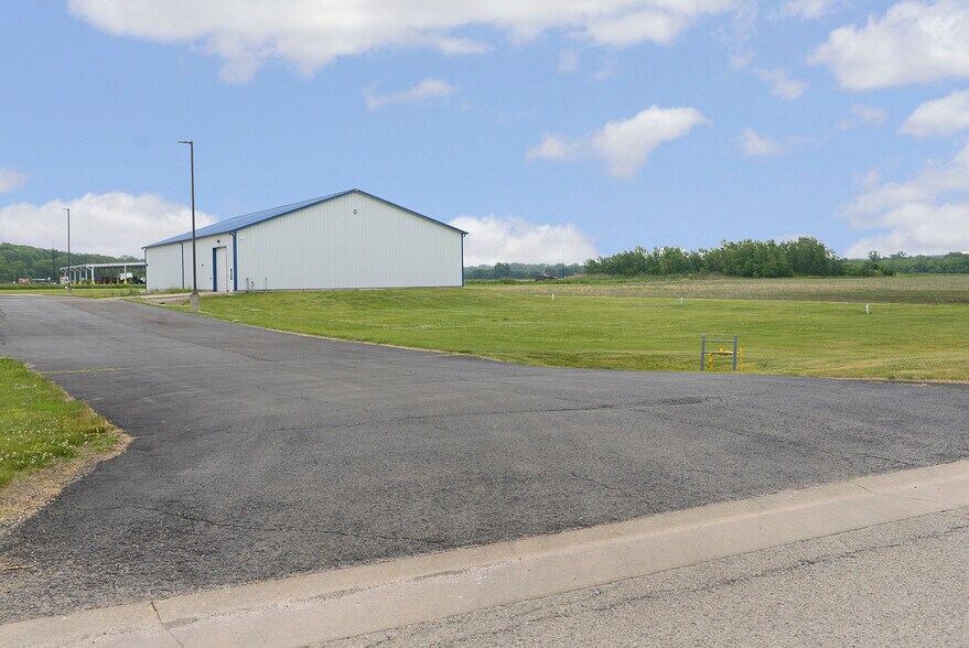 More Photos Of 1530 Titanium Dr, Ottawa Showroom For Lease