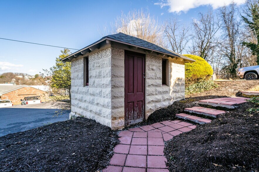 More Photos Of 413 N Coalter St, Staunton Office Residential For Lease