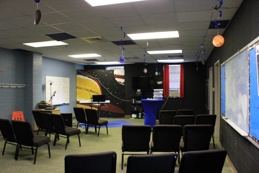More Photos Of 401 W Poplar St, Elizabethtown Religious Facility For Sale