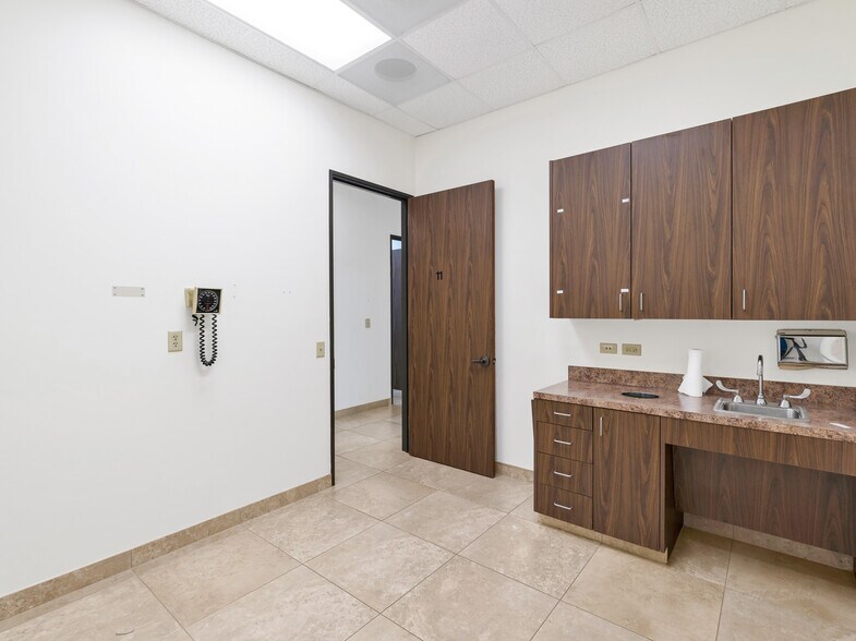 More Photos Of 714 S Peek Rd, Katy Medical For Lease