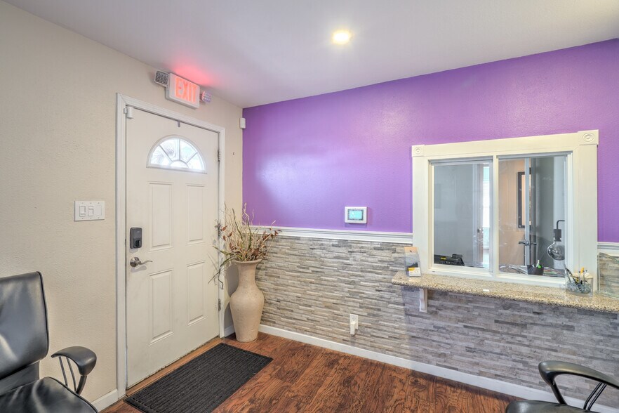 More Photos Of 211 W Atlantic Ave, Henderson Office For Sale