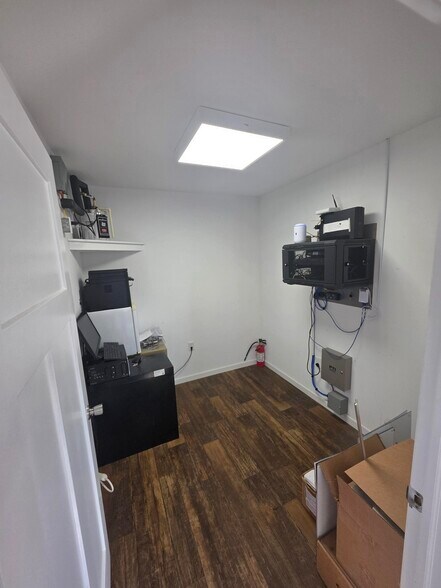 More Photos Of 320 N 2nd St, Columbia Self Storage For Lease