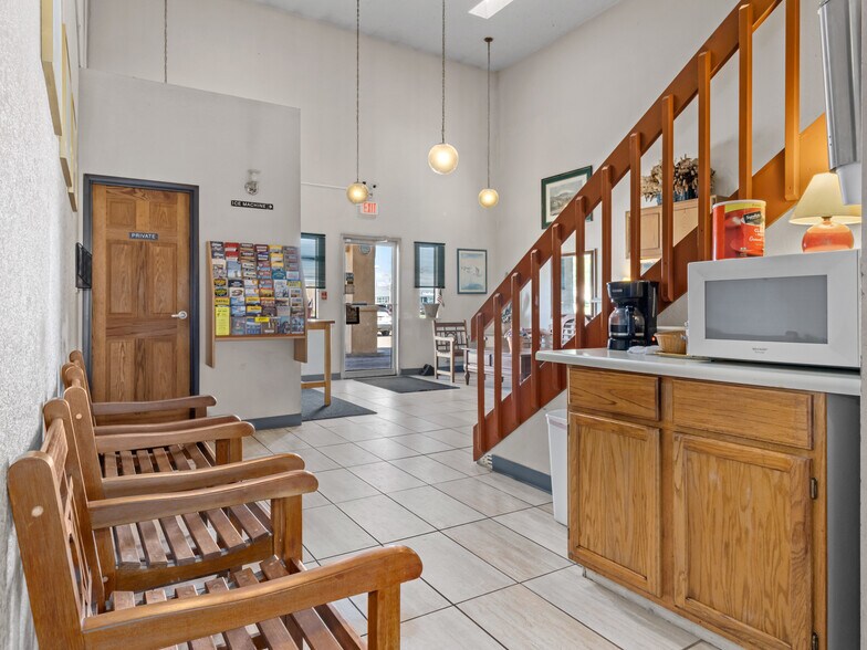 More Photos Of 1805 Westland Rd, Cheyenne Hotel For Sale