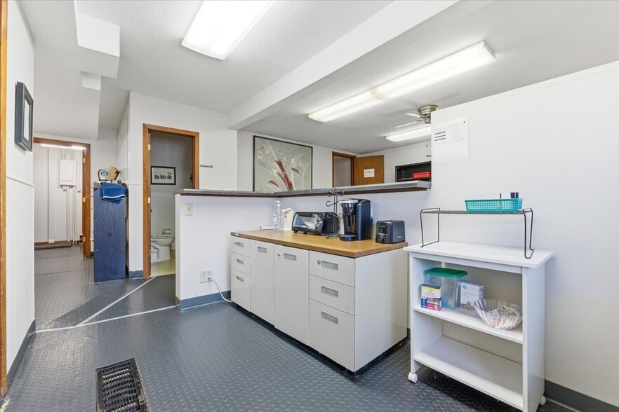 More Photos Of 1824 2nd Ave, Council Bluffs Office For Lease