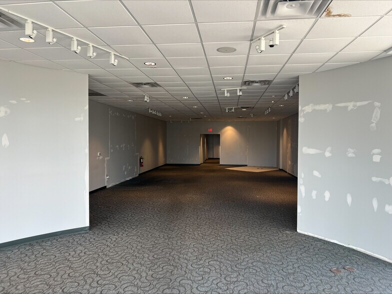 More Photos Of 5051 Frederica St, Owensboro Storefront Retail Office For Lease