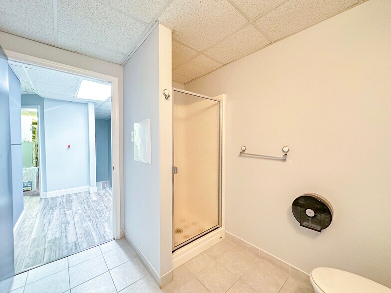 More Photos Of 406 E Pennsylvania Blvd, Feasterville Trevose Light Distribution For Lease