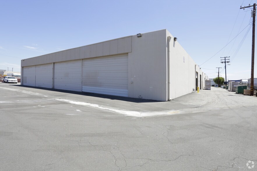 More Photos Of 15717-15733 Texaco Ave, Paramount Warehouse For Lease