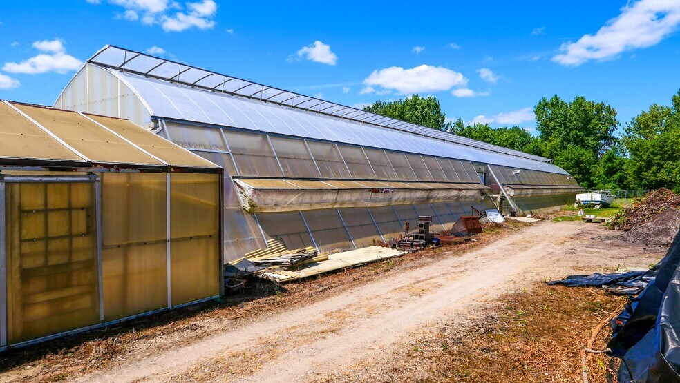 More Photos Of 1993 Wright Rd, Akron Garden Center For Sale