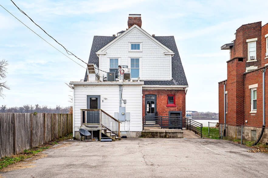 More Photos Of 117 E Riverside Dr, Jeffersonville Restaurant For Lease