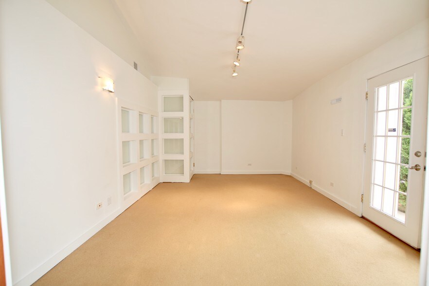 More Photos Of 114-118 E Calhoun St, Woodstock Freestanding For Lease