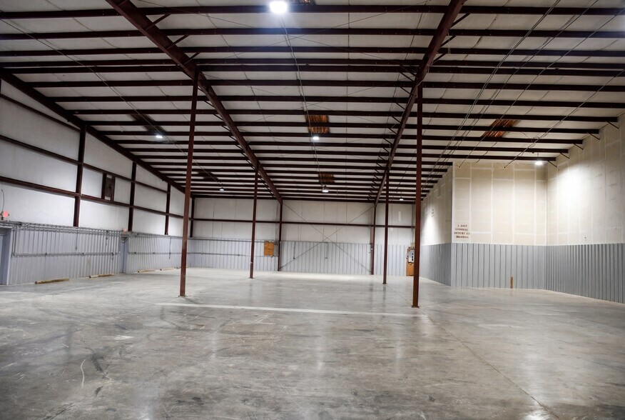 More Photos Of 1216-1228 United Dr, Raleigh Warehouse For Lease