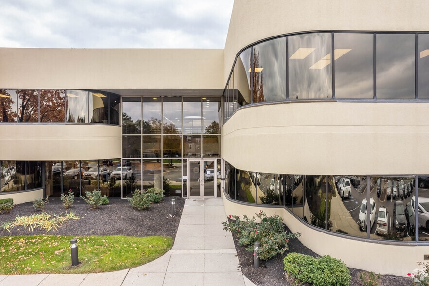 More Photos Of 355 E Campus View Blvd, Columbus Office For Lease