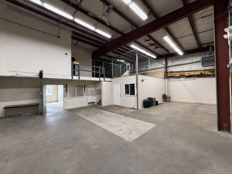 More Photos Of 1002 Central Ave N, Kent Showroom For Sale